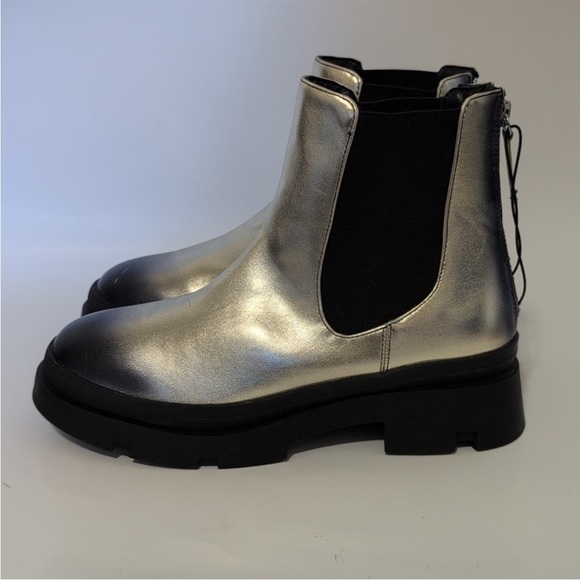 Steve Madden Other - Steve Madden Gold lug sole Boots sz4